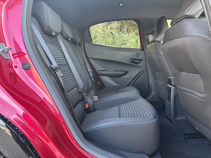 À l’arrière, les passagers sont bien installés, du moins aux places latérales. On regrette toutefois l’absence de poignées au plafond, l’éclairage faiblard et peu diffus des liseuses ainsi que les portes intégralement couvertes de plastique dur, y compris au niveau des coudes. Enfin, les petits risquent de ne pas bien voir dehors à cause des vitres trop minces. 