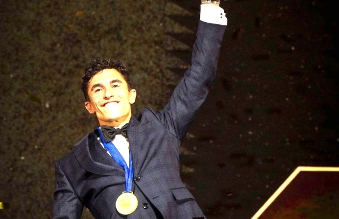 Valence, soirée de chaos : Valentino Rossi hué aux MotoGP Awards 2025, Marc Marquez appelle au respect