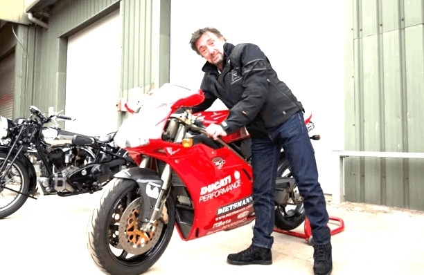 Le garage secret de Richard Hammond : un trésor roulant où dort l’une des Ducati les plus rares au monde