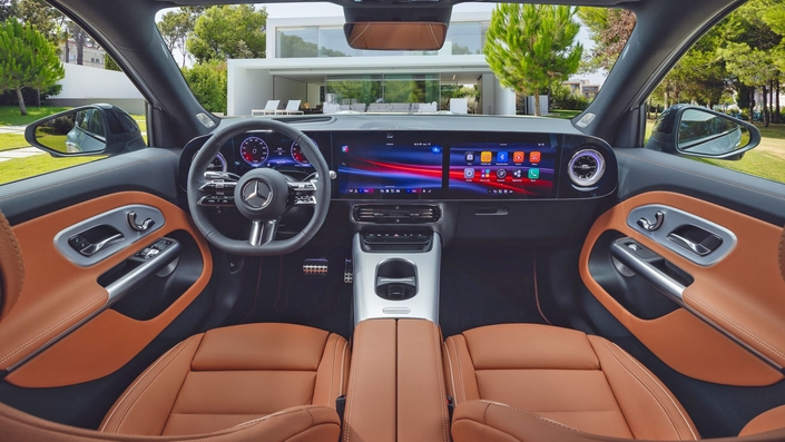 Voilà l’intérieur du Mercedes GLB EQ. Il reprend le même agencement que celui de la Mercedes CLA. Mercedes a également publié une image de son futur modèle recouvert de glace (ci-dessous), il sera décongelé lors de sa présentation le 8 décembre.