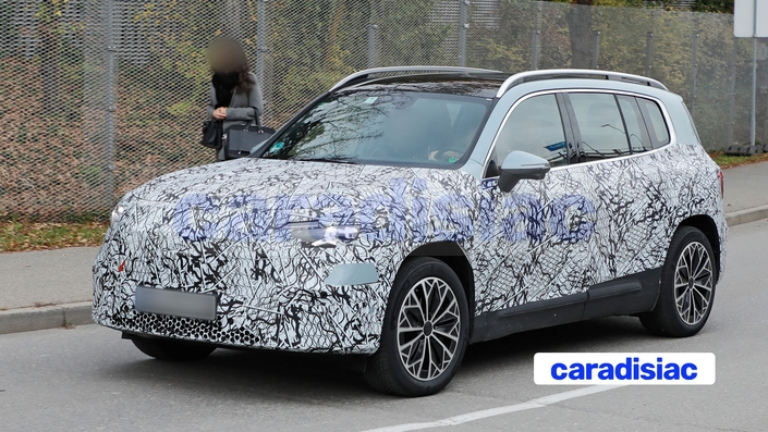 La présentation étant proche, les prototypes du Mercedes GLB EQ s’effeuillent peu à peu en perdant un peu de leur camouflage. Et l’on constate que la ligne générale du modèle est proche de celle du SUV Smart #5.