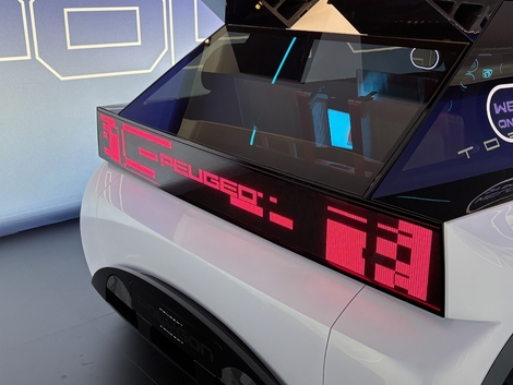 La partie arrière accueille un écran, qui occupe toute la largeur de l’auto.