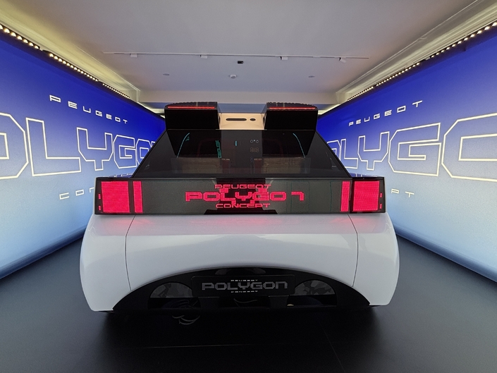 Les épaulements de caisse rectangulaires apportent une touche de sportivité supplémentaire et renforcent l’impression de largeur.