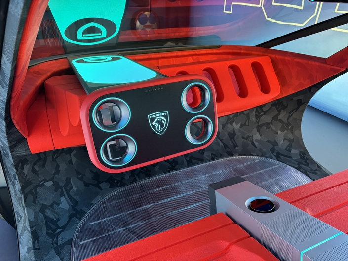 La planche de bord est dépouillée avec aucun écran. Seul un immense affichage tête haute demeure. LA grande attraction, c’est bien évidemment la présence de l’Hypersquare, le nouveau volant signé Peugeot.