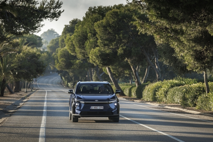 Toyota a remis son SUV à jour avec un pré-conditionnement de la batterie, un planificateur d’itinéraires connecté et une pompe à chaleur de série.