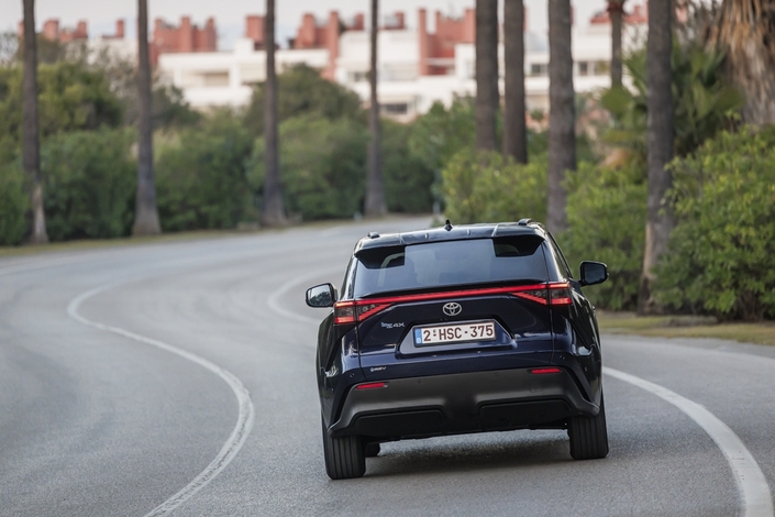 Le SUV japonais privilégie le confort. L’amortissement est souple. Malheureusement les bruits d’air importants sur voie rapide pénalisent l’agrément de ce bon voyageur.