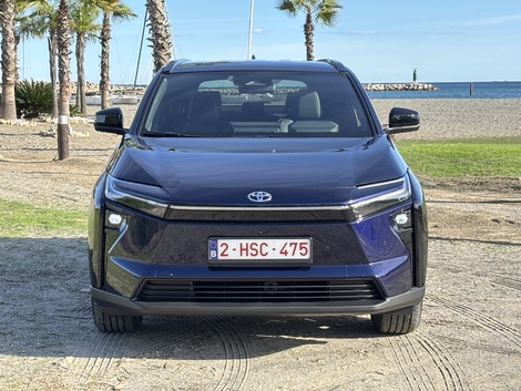 La face avant se calque sur le reste de la gamme avec un trait lumineux qui relie les deux paupières.