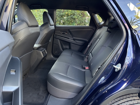 Point fort du bZ4X, l’espace aux places arrière. Le Japonais peut accueillir de grands gabarits sans problème.