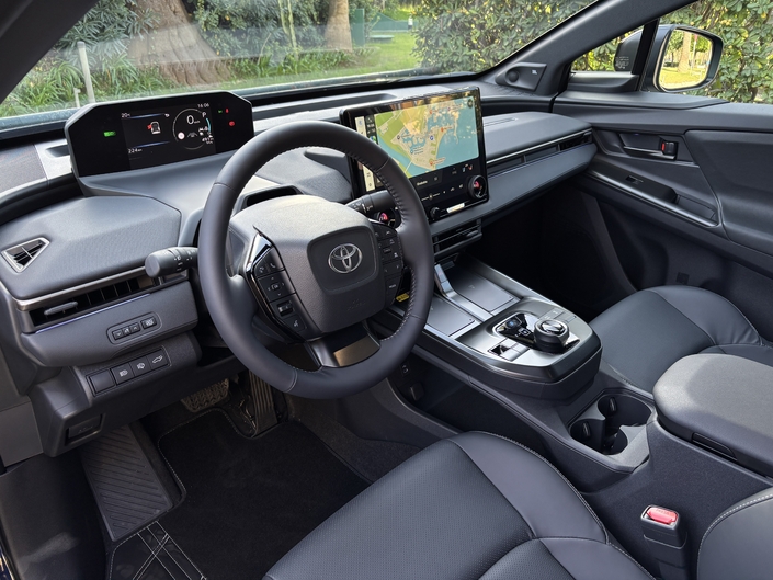 L’habitacle a été revu en profondeur avec par exemple une planche de bord redessinée et l’ajout de chargeur de smartphone par induction. Malheureusement la qualité perçue est toujours en dessous de la concurrence.