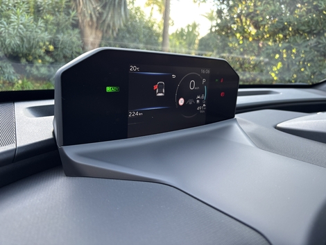 La vue sur l''instrumentation numérique est obstruée par la jante du volant. 