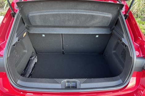 Si Renault a abaissé le seuil de 4 cm, celui-ci forme toujours une marche.