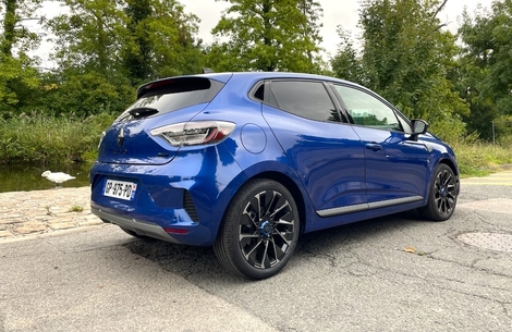 Toujours élégante malgré le temps qui passe, la Clio 5 reste la voiture la plus vendue en France.