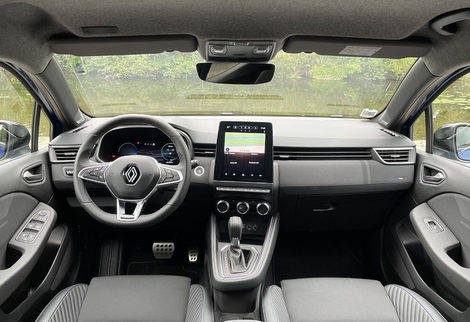 L’instrumentation engoncée dans la planche de bord et le grand levier de boîte auto, pourtant pratique, datent un peu. Mais la tablette verticale facilite la lecture d’une carte GPS.