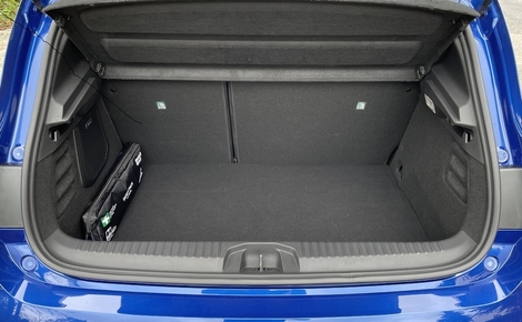 Malgré un gabarit inférieur, la 5 propose les mêmes volumes de coffre : 309 litres en hybride et 391 litres en versions thermiques classiques.
