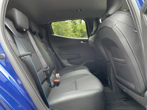 Les places arrière sont tout aussi vastes, l’empattement de la Clio 5 ne rendant qu’un centimètre. 