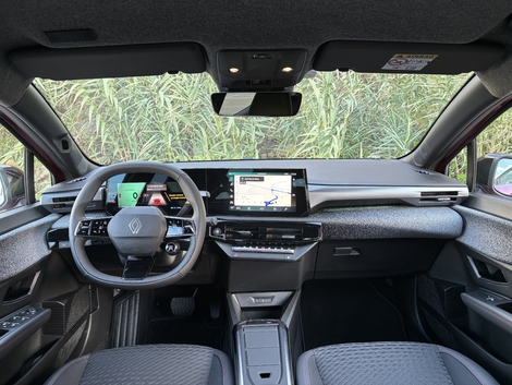 La 6 cède à la mode des grandes dalles mais l’interface Google est pratique. Hélas, le levier de vitesses à impulsion, à droite derrière le volant, impose d’appuyer fort sur le frein pour changer de marche, donc d’insister souvent. Pénible, surtout en manœuvres.