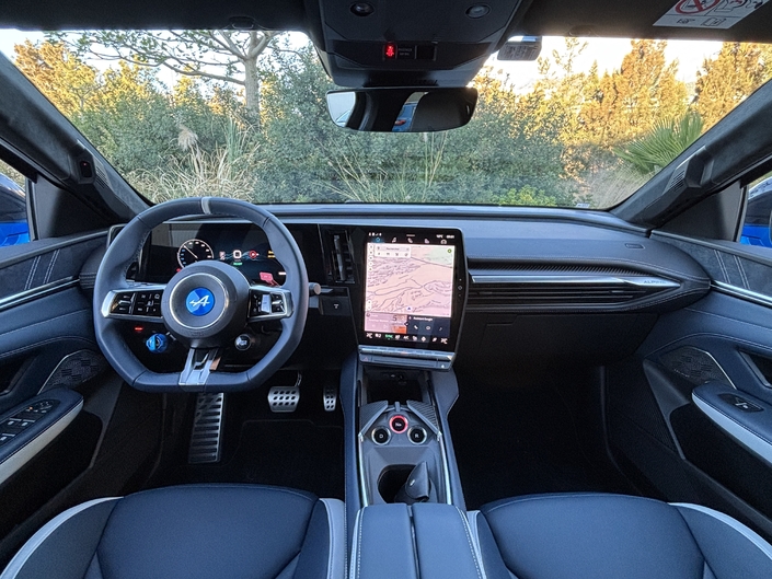 La planche de bord de l’Alpine A390 est extrêmement proche de celle du Renault Scénic. Un peu trop aux vues de la différence de prix, diront certains. 