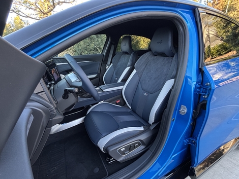 Les sièges offrent un bon maintien et sont bien dessinés.