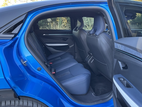 Pas de souci aux places arrière, même s’il faudra baisser l’échine.