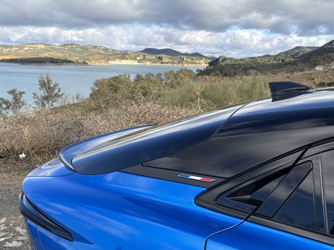 Le seul point commun avec l’A110 se trouve à l’arrière avec le montant C et la lunette arrière bombée.
