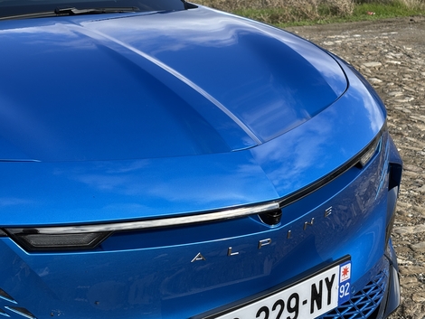 Au-delà de la signature lumineuse atypique, l’A390 se distingue par un capot plongeant qui intègre une lame.