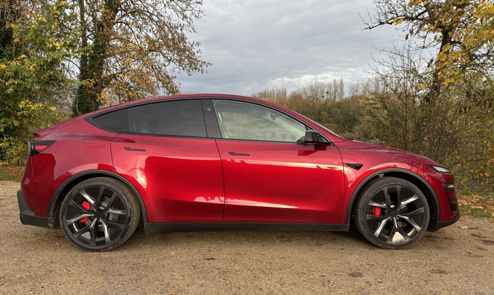 De profil, le modèle Performance interpelle toujours par ses pneus taille (très) basse. 