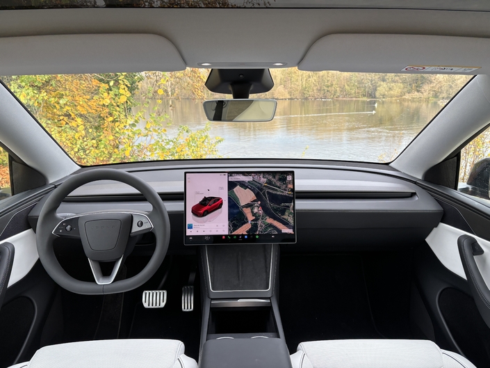 Pas de chichi à bord, le Model Y Performance se contentant simplement de quelques habillages carbone. Alors que ses rivaux multiplient les écrans (jusqu’à trois pour certains !), l’Américain se contente d’un seul, un peu plus grand que sur les autres versions (16'' au lieu de 15,4'') et à la résolution améliorée.