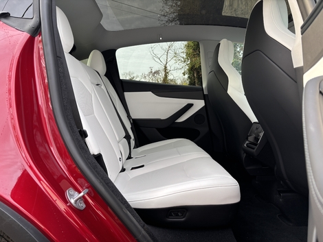 L’espace aux jambes reste royal à l’arrière, et l’écran central tactile est pratique.