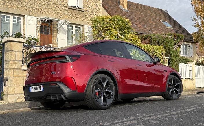 Au lieu des jantes 19'', le Model Y Performance chausse des 21 pouces noires dotées de petits enjoliveurs aérodynamiques entre les cinq branches dédoublées. Vois noterez aussi l’aileron de hayon, le diffuseur, et le fameux logo Plaid représentant une accélération interstellaire qui rappelle une couverture à motif écossais. 