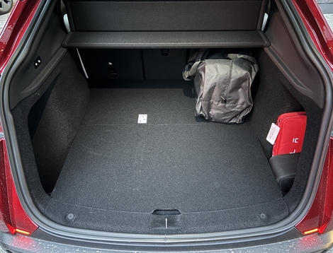 Le Model Y propose toujours des volumes exemplaires, avec 854 litres à l’arrière et 117 litres sous le capot.