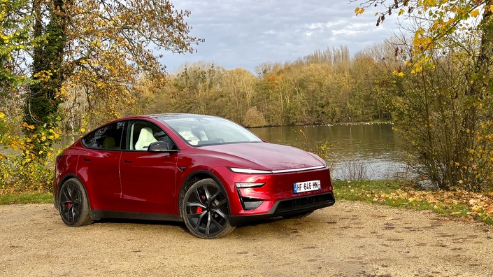 Le Tesla Model Y Performance restylé reste-t-il une référence face aux Allemands armés jusqu'aux dents ?