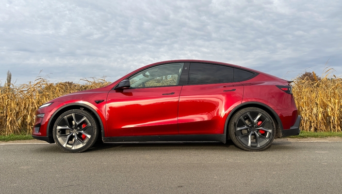 Le Tesla Model Y Performance restylé reste-t-il une référence face aux Allemands armés jusqu'aux dents ?