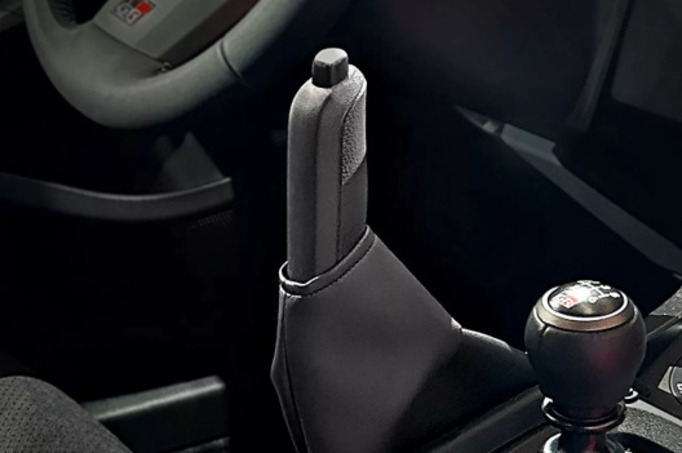 Le frein à main à la verticale, idéal pour les épingles, témoigne du soin apporté par Toyota dans le plaisir de conduire.