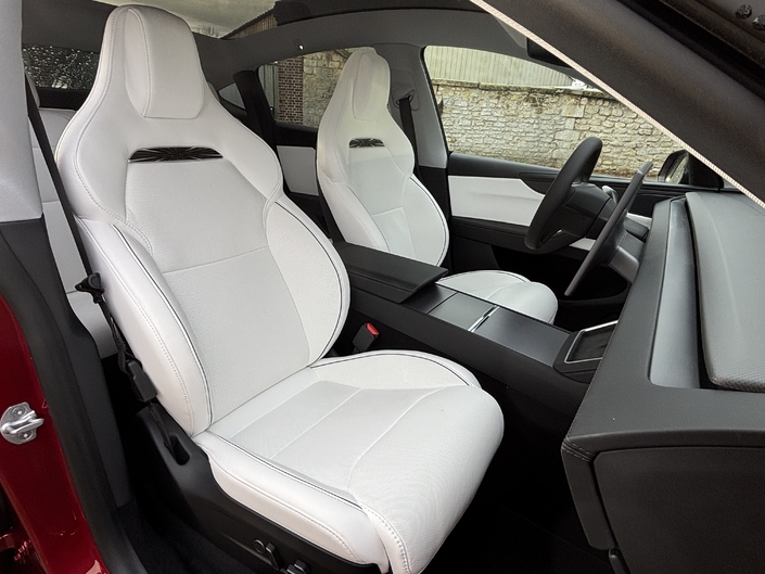 Le Tesla Model Y Performance restylé reste-t-il une référence face aux Allemands armés jusqu'aux dents ?