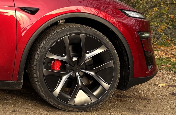 Le Tesla Model Y Performance restylé reste-t-il une référence face aux Allemands armés jusqu'aux dents ?