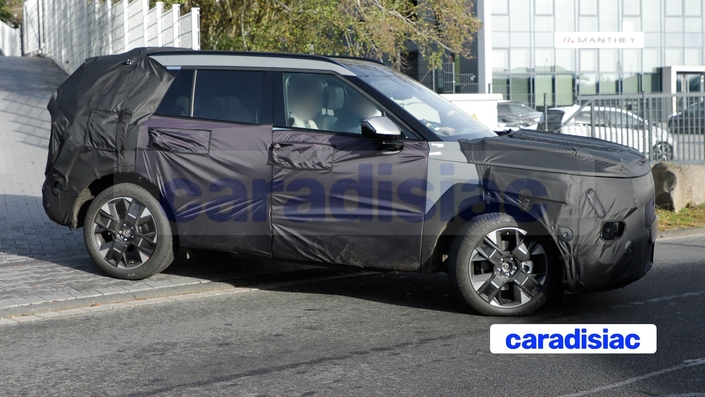 Conservant les traditionnelles bâches que Hyundai réserve à ses prototypes, le futur Hyundai Tucson cache encore son style aux regards indiscrets. Néanmoins, la verticalité de la face avant et ce morceau de carrosserie que l’on aperçoit sous la baie du pare-brise confirment que le style de cette nouvelle génération sera proche de celui du grand SUV Hyundai Santa Fe.