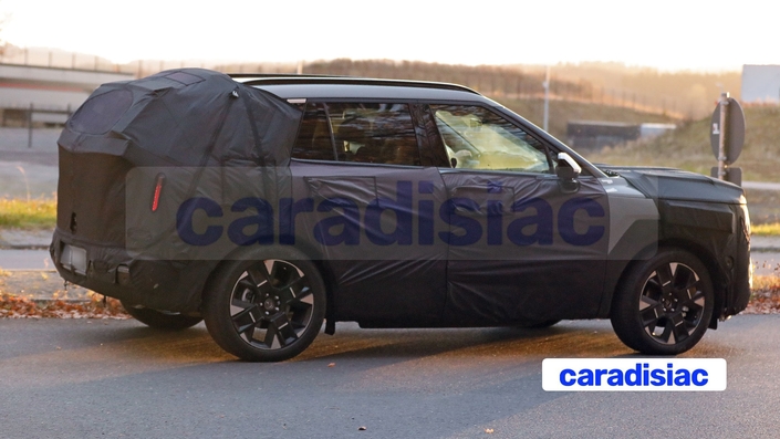 La nouvelle génération du Hyundai Tucson devrait conserver les motorisations de l’actuel modèle avec quelques améliorations en matière de consommation. Le Hyundai Tucson 5 devrait être toujours disponible en version deux et quatre roues motrices et devrait afficher quelques centimètres de plus pour s’approcher des 4,60 m de long (4,50 m actuellement).