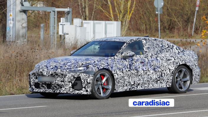 Afin de vous faire une idée plus précise des diverses versions de la future Audi RS6. Vous découvrez de haut en bas, les « thermiques » Audi RS6 berline et la déclinaison break (Avant), puis les « électriques » Audi RS6 e-tron, en version Sportback et break (Avant).