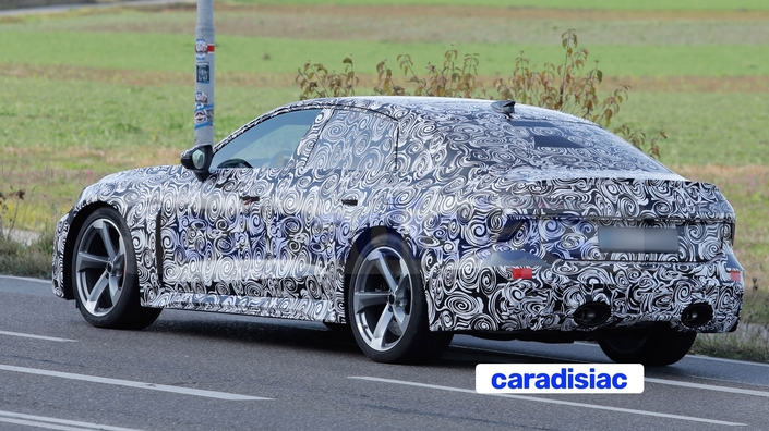 On l’avait perdue de vue, l’Audi RS6 berline revient à la surface avec cette nouvelle génération. Elle s’équipe d’un V8 hybride rechargeable qui devrait développer dans les 780 ch. Ce modèle bénéficiera pour se démarquer de prises d’air avant spécifiques, de nouvelles jantes au design RS, de freins sport, de passages de roues élargis, d’un châssis rigide et, bien sûr, ses sorties d’échappement ovales.