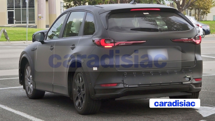 La carrosserie de ce prototype n’est qu’une simple enveloppe servant à camoufler la plateforme Skyactiv-EV qui est vraisemblablement moins large et plus adaptée à un modèle compact. On le constate avec ces roues bien en retrait dans les passages de roues.