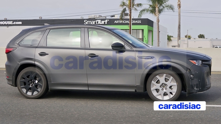 Le prototype Mazda a des allures étranges, utilisant le style d’un SUV Mazda CX-90, il s’approche en taille d’un Mazda CX-50, les deux modèles étant vendus sur le marché nord-américain. Mais ce que l’on ne voit pas, c’est que ce prototype utilise la nouvelle plateforme Skyactiv-EV réservée en priorité aux futurs modèles 100 % électriques de la marque japonaise.