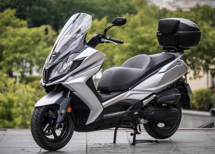 Kymco Downtown 200/300/350i Service Kit: Motul 5000 10W-40 Oil (2L) + Hiflofiltro HF566 Oil Filter