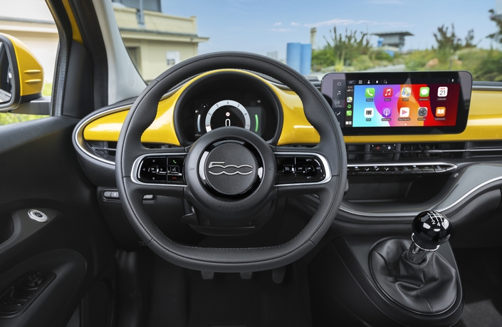 La planche de bord de la Fiat 500 Hybrid Torino.