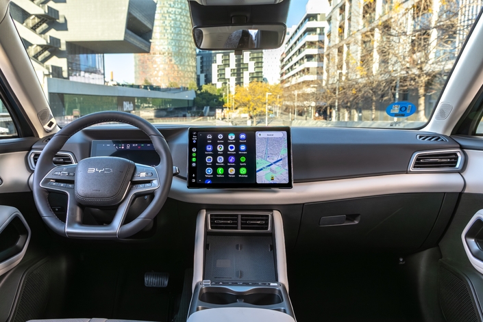 Sans grande originalité, la planche de bord est par contre bien présentée avec des matériaux plutôt de bonne qualité. Sous la console centrale, où se situe la recharge par induction, se trouve un rangement assez grand, mais peu accessible. L’écran central de 12,8 pouces offre une bonne résolution, mais la navigation dans les menus est du genre complexe. À noter qu’il est désormais fixe puisque BYD ne propose plus la rotation, mais Google Maps s’invite pour la première fois.