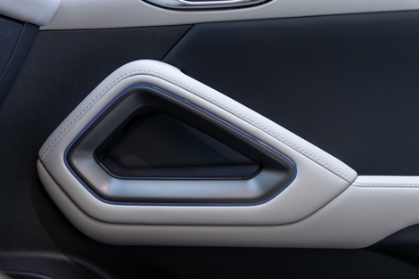 Les poignées de porte donnent un aspect solide à cet habitacle.