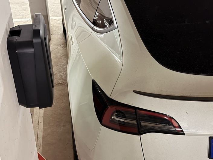 Il manque le raccordement, mais la borne est enfin là !