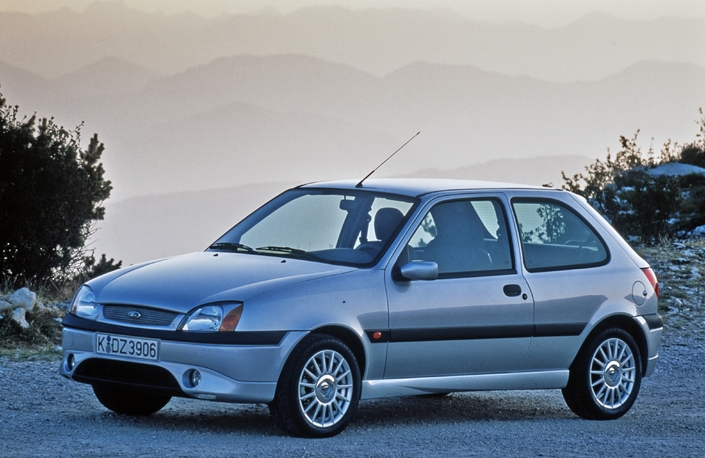 Sous sa ligne joliment décorée mais datée, la Ford Fiesta S cache un châssis très plaisant allié à un bloc plutôt performant. Ici en 1999.