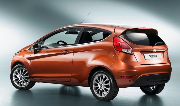 La Fiesta arbore un imposant aileron de hayon, et bénéficie d'une suspension affermie en finition Sport. Ici en 2012.