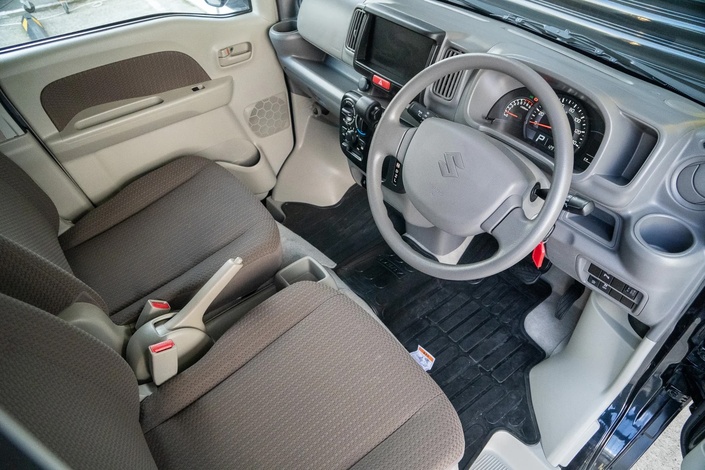Voici une image de l’intérieur du Suzuki Every Wagon. Nous n’avons même pas eu le temps d’en prendre une nous-même, l’essai de ce modèle ayant eu lieu de nuit après les autres. 