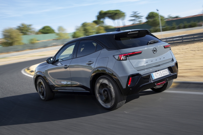 Même sur circuit, on s'amuse vraiment ! On arrive juste à percevoir une légère baisse de performance en accélération à mesure que la batterie se décharge.